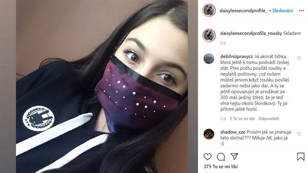 Druh instagramov profil pornohereky Daisy Lee, na kterm prodv rouky. Lid kritizuj, e nejsou vyrobeny ze stoprocentn bavny, jak je uvedeno v popisu produktu (28. dubna 2020)
