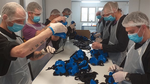 Až sedmdesát vězňů z plzeňské věznice se zapojí do montáže speciálních ochranných nanomasek. Zatím jich ve zkušebním provozu pracuje pětadvacet.