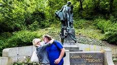 Příprava na 1. máj před pomníkem Karla Hynka Máchy na Petříně. (30. dubna 2020) Příprava na 1. máj před pomníkem Karla Hynka Máchy na Petříně. (30. dubna 2020)