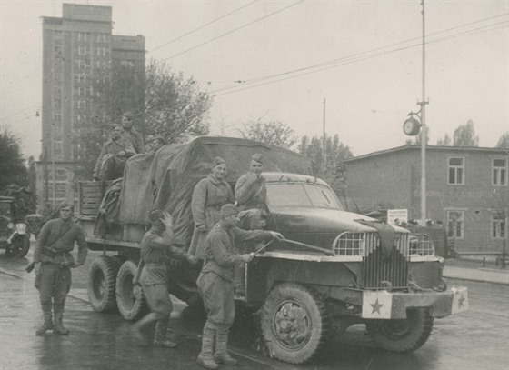 Sovttí vojáci v aut ped zlínským mrakodrapem. Snímek je datován 2. kvtna...