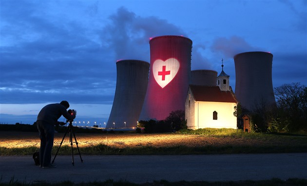 Dv z osmi chladicích ví dukovanské jaderné elektrárny v pondlí veer...