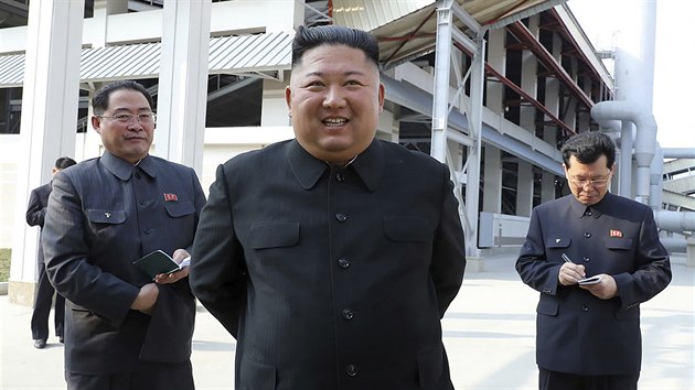 Severokorejsk vdce Kim ong-un se po tech tdnech spekulac o jeho zdravotnm stavu poprv objevil na veejnosti. (1. kvtna 2020)