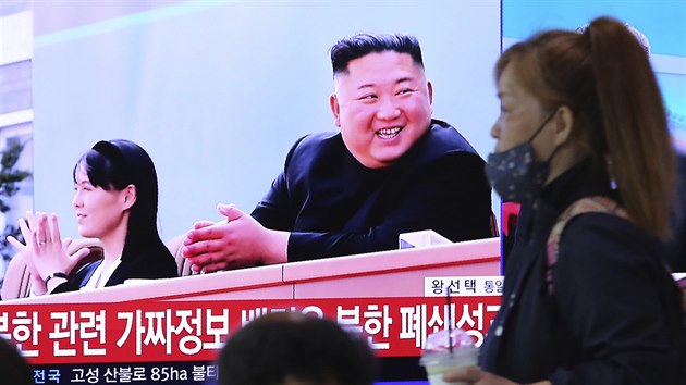 Severokorejsk vdce Kim ong-un se po tech tdnech spekulac o jeho zdravotnm stavu poprv objevil na veejnosti. Na snmku vlevo od nj je jeho mlad sestra Kim Jo-ong. (1. kvtna 2020)
