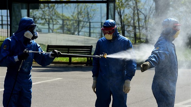 Rut vojci se pipravuj na dezinfekci budov u poln nemocnice v italskm Bergamu. (11. dubna 2020)