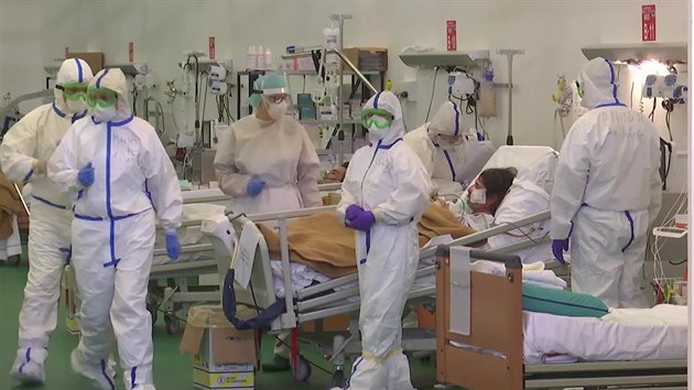 Rut armdn zdravotnci v poln nemocnici v italskm Bergamu. (14. dubna 2020)