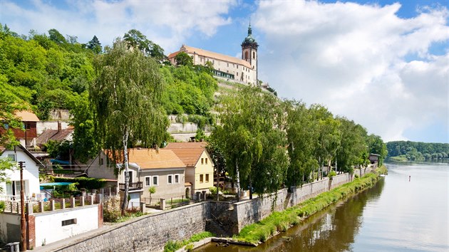 Zmek byl postaven na vinohradu nad soutokem Vltavy a Labe s vhledem na bjnou horu p.