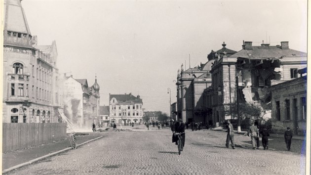 Posledn tdny vlky se na jihoeskch mstech podepsalo i spojeneck bombardovn. Na snmku je vpravo vidt ponien budova eskobudjovickho vlakovho ndra.