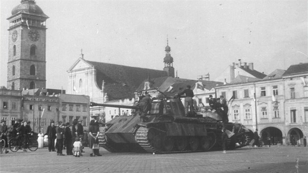 Potkem kvtna nacist v eskch Budjovicch reagovali na c se povstaleck nlady, a proto postavili na hlavn nmst svou tkou techniku. Na snmku je vidt nmeck tank SdKfz.
V. Panther.