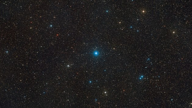 Pohled na souhvězdí Dalekohledu se soustavou HR 6819, která obsahuje nám nejbližší černou díru.