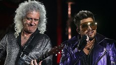 Kytarista skupiny Queen Brian May (vlevo) a zpvák Adam Lambert pi vystoupení...