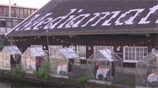 Nizozemská restaurace láká návštěvníky k posezení v malých skleněných domcích s... Nizozemská restaurace láká návštěvníky k posezení v malých skleněných domcích s...
