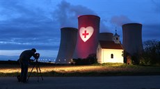 Dvě z osmi chladicích věží dukovanské jaderné elektrárny v pondělí večer... Dvě z osmi chladicích věží dukovanské jaderné elektrárny v pondělí večer...