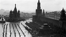 Přehlídka vítězství v roce 1945 v Moskvě, motocykly M-72 (upravená kopie BMW R... Přehlídka vítězství v roce 1945 v Moskvě, motocykly M-72 (upravená kopie BMW R...