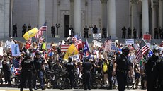 Policie v kalifornském Los Angeles se snaží rozehnat dav demonstrantů, kteří... Policie v kalifornském Los Angeles se snaží rozehnat dav demonstrantů, kteří...
