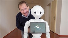 Robot Pepper je veliký jako osmileté dítě. Přesto se brzy zapojí do výuky. Na... Robot Pepper je veliký jako osmileté dítě. Přesto se brzy zapojí do výuky. Na...