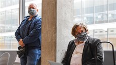 Novinář Marek Přibil (vpravo) na chodbě pražského obvodního soudu, který se... Novinář Marek Přibil (vpravo) na chodbě pražského obvodního soudu, který se...