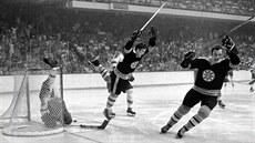 Letící Bobby Orr oslavuje vítěznou branku v rozhodujícím finálovém utkání NHL... Letící Bobby Orr oslavuje vítěznou branku v rozhodujícím finálovém utkání NHL...