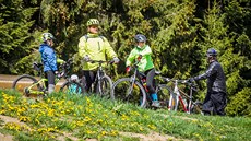 Cyklistům u Lipna slouží bikepark i floutrejl. Cyklistům u Lipna slouží bikepark i floutrejl.