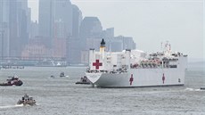 USNS Comfort - nemocniční loď amerického námořnictva u Manhattanu. (1. května... USNS Comfort - nemocniční loď amerického námořnictva u Manhattanu. (1. května...