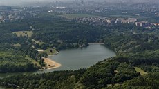 Lesopark žije! Klid mezi stromy si užívají romantici i sportovci, je tu také... Lesopark žije! Klid mezi stromy si užívají romantici i sportovci, je tu také...