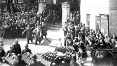 Než mohli lidé před 75 lety slavit konec války, prožili na mnoha místech dnešní... Než mohli lidé před 75 lety slavit konec války, prožili na mnoha místech dnešní...