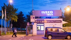 Pracovníci přicházejí na ranní směnu do továrny Iveco CZ ve Vysokém Mýtě.... Pracovníci přicházejí na ranní směnu do továrny Iveco CZ ve Vysokém Mýtě....