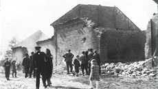 Po intenzivních bojích zůstala v Břestu spousta zničených domů. Po intenzivních bojích zůstala v Břestu spousta zničených domů.