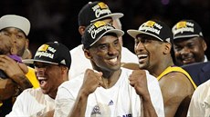 Kobe Bryant a ostatní lenové LA Lakers (vlevo Shannon Brown, vpravo Ron...