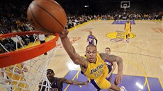 Shannon Brown ve zlatém dresu LA Lakers v roce 2010 pi marném pokusu...