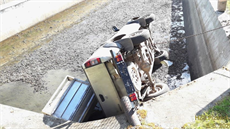 Šofér zapomněl na ruční brzdu a auto mu sjelo do vypuštěných rybích sádek na... Šofér zapomněl na ruční brzdu a auto mu sjelo do vypuštěných rybích sádek na...