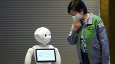 Robot Pepper vítá pacientku s nemocí covid-19 v tokijském hotelu (1. května... Robot Pepper vítá pacientku s nemocí covid-19 v tokijském hotelu (1. května...