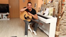 Usměvavý a sympatický Davide Mattioli si doma drnká na kytaru, a když ho... Usměvavý a sympatický Davide Mattioli si doma drnká na kytaru, a když ho...