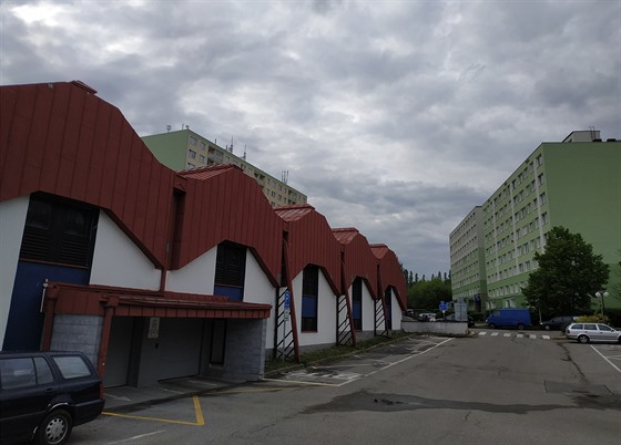 V míst garáí (ervená stecha) má vyrst bytový dm Ovárna.