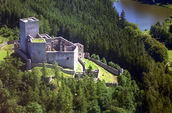 Landtejn je mohutná zícenina hradu v oblasti zvané eská Kanada.