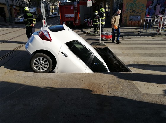 idika s autem spadla ve stranické ulici Nad Primaskou do výkopu.