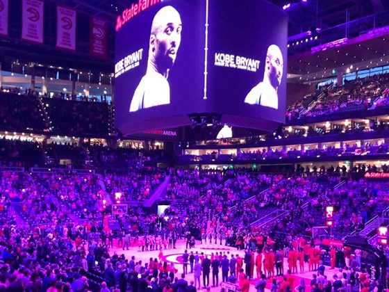 Atlanta Hawks a jejich fanouci uctili památku Kobeho Bryanta. V hlediti byl i...