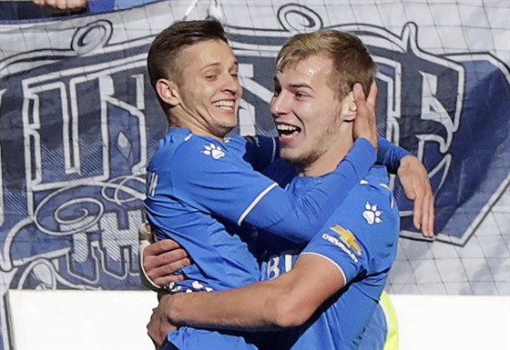 Sebastian Szymanski (vlevo) a Roman Jevgenjev slaví gól Dynama Moskva.