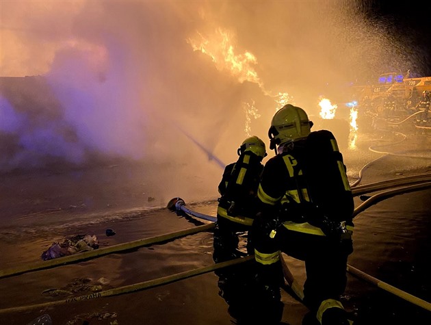 Hasii zasahují u poáru v areálu Kovorotu v Dolních Mcholupech.