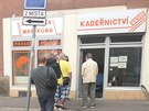 Jev zcela neobvyklý. Dnes 11.5.2020 fronta mužů před kadeřnictvím v cca v 7.10. Jev zcela neobvyklý. Dnes 11.5.2020 fronta mužů před kadeřnictvím v cca v 7.10.