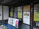 Čekárny u autobusových zastávek jsou celoročně plné reklam na kulturní akce. Kvůli koronaviru se žádné koncerty nekonají a logicky se neinzerují žádné kulturní akce. Snímek ze zastávky Dobročovická ve Strašnicích. Čekárny u autobusových zastávek jsou celoročně plné reklam na kulturní akce. Kvůli koronaviru se žádné koncerty nekonají a logicky se neinzerují žádné kulturní akce. Snímek ze zastávky Dobročovická ve Strašnicích.