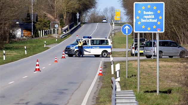 Policista hlídkující u německo-rakouského hraničního přechodu na silnici B512... Policista hlídkující u německo-rakouského hraničního přechodu na silnici B512...