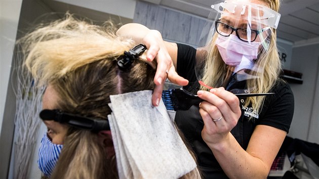Kadeřnice Gabriela Běhalová pečuje o svojí první zákaznici v Salonu Gabriela po... | na serveru Lidovky.cz | aktuální zprávy Kadeřnice Gabriela Běhalová pečuje o svojí první zákaznici v Salonu Gabriela po... | na serveru Lidovky.cz | aktuální zprávy