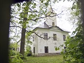 Součástí prodávané nemovitosti je zámecký park, hospodářská stavení a také... Součástí prodávané nemovitosti je zámecký park, hospodářská stavení a také...
