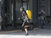 Nefalšovaný pražský „kolista“ Adrian. Přivázal kolo a běží pro zásilku.