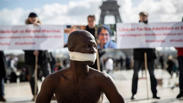 Protestujc ped Eiffelovou v daj proputn francouzskch akademik Rolanda Marchala a Faribu Adelkhahovou, zadrench v rnu. Zem je obviuje z ohroen nrodn bezpenosti. (11. nora 2020)
