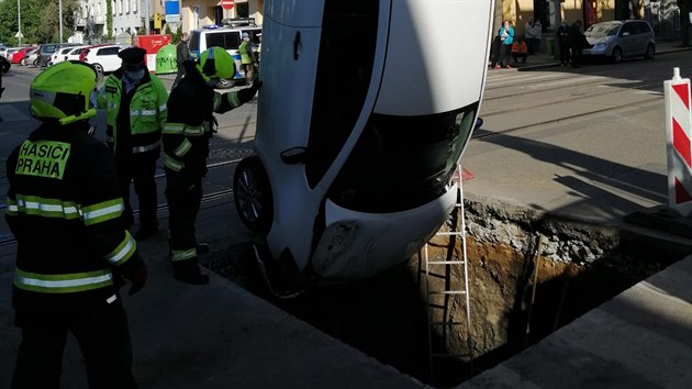 idika s autem spadla ve stranick ulici Nad Primaskou do vkopu.