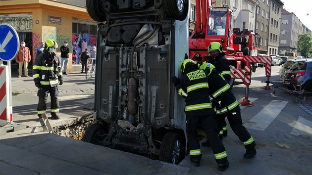 idika s autem spadla ve stranick ulici Nad Primaskou do vkopu.