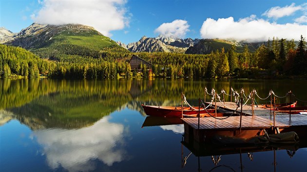 Okolo trbskho plesa vede nenron rovinat stezka, kter umouje cel jezero obejt.