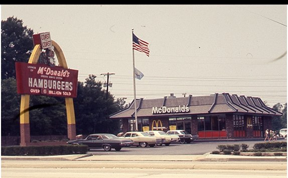 Mansardovou stechu, typickou pro adu poboek McDonalds i v souasnosti, znaka vyuvala ve Spojench sttech u v 70. letech.
