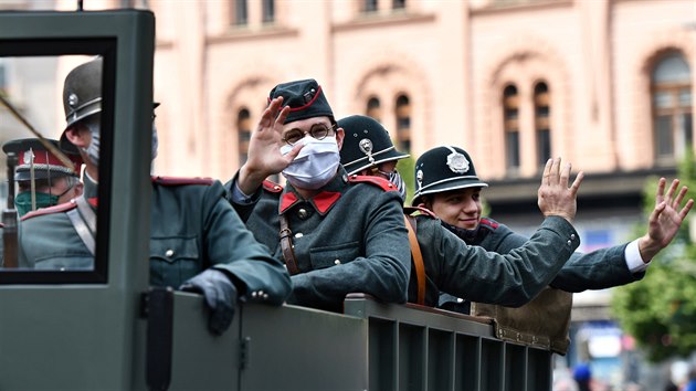 Navzdory koronavirové epidemii přihlížely průjezdu historický vozidel v Brně stovky lidí. Opatření kvůli epidemii byla poznat jen díky rouškám.